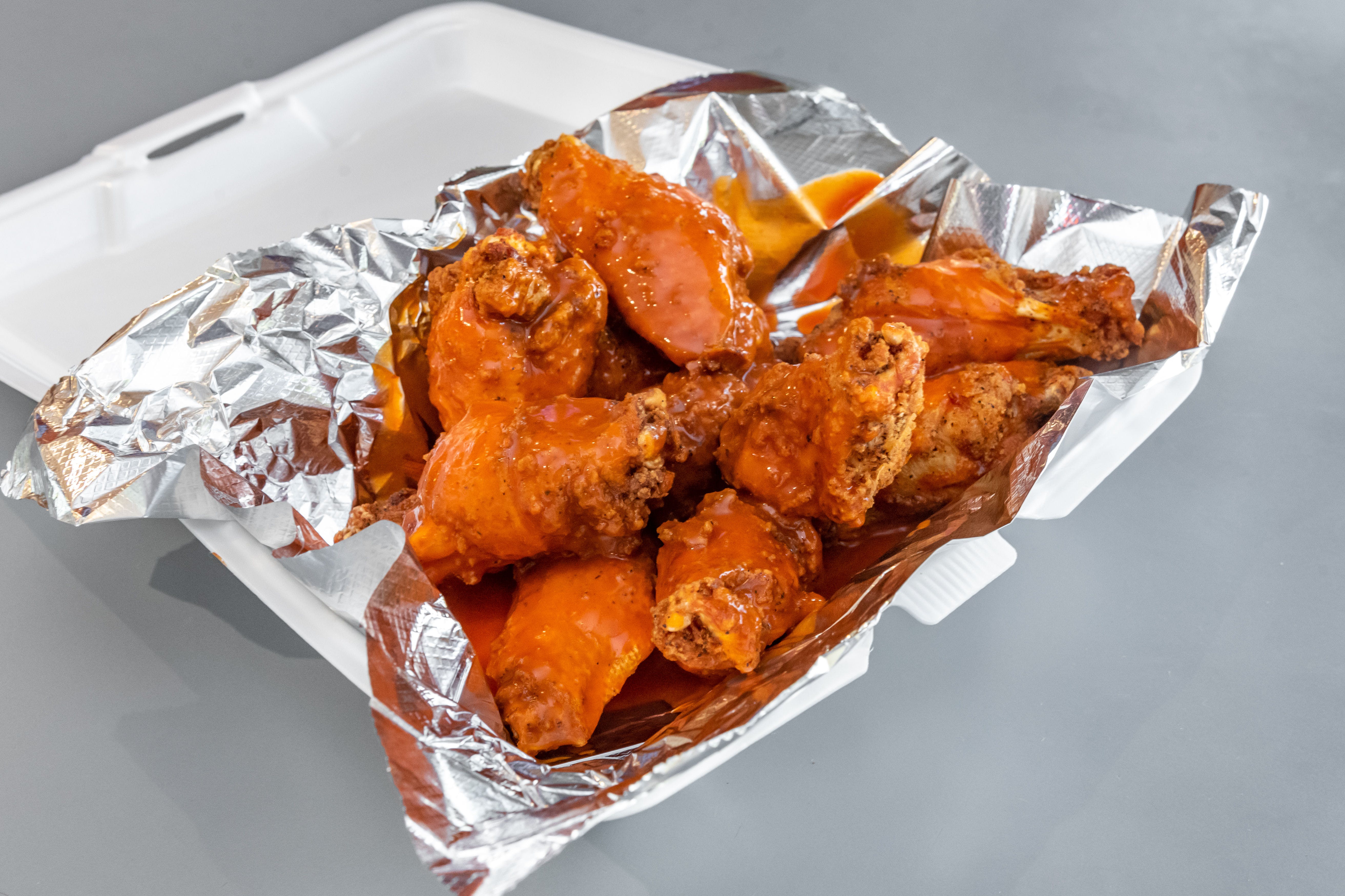 https://slicelife.imgix.net/13682/photos/original/OakStreetPizza_Grill_BuffaloChickenWings.jpg?auto=compress&auto=format