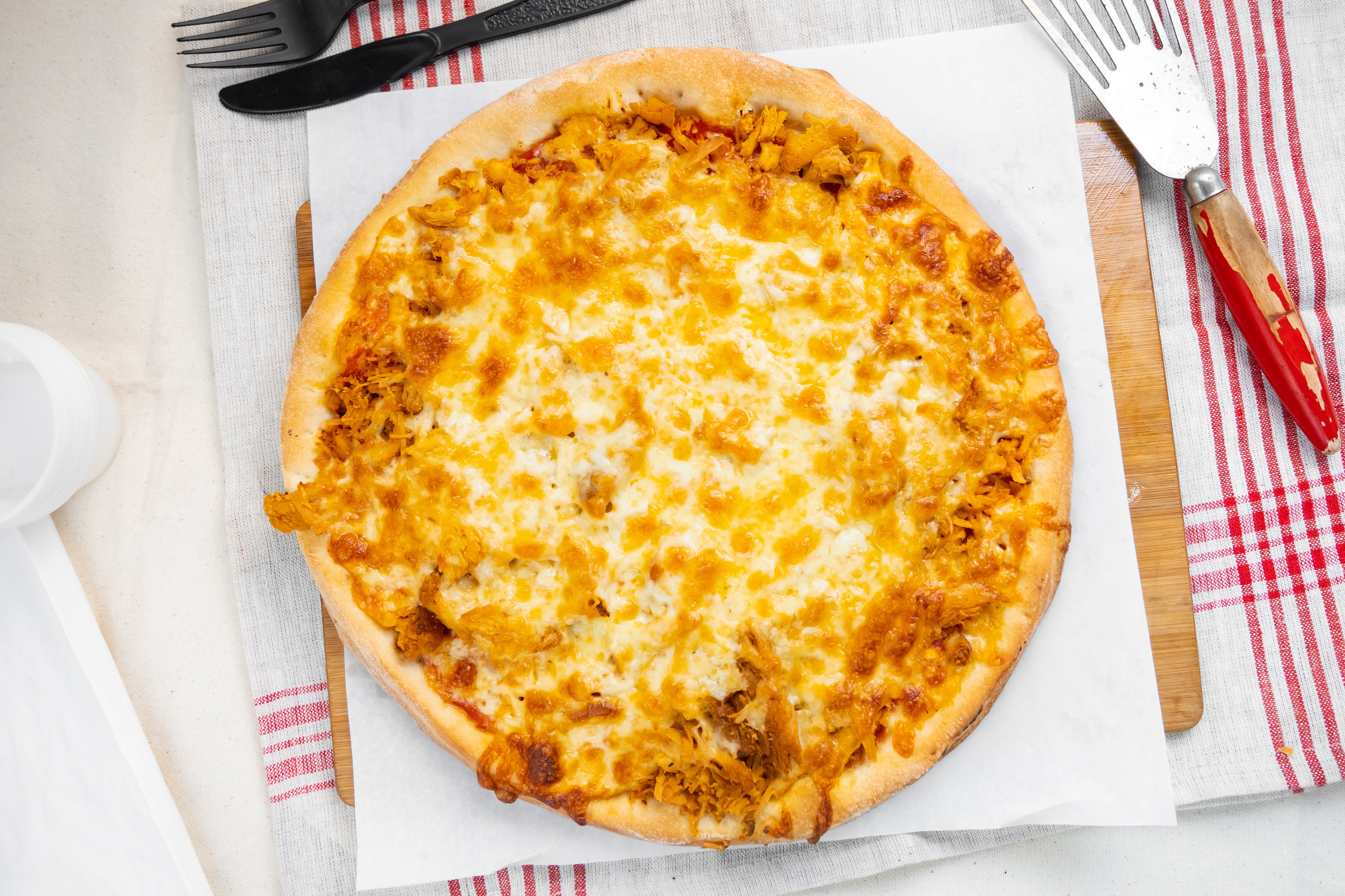 https://slicelife.imgix.net/16639/photos/original/Ozzy'sPizzaIIMenu_GrilledChickenCheesePizza_2.jpg?auto=compress&auto=format