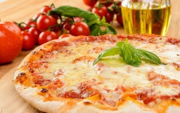 Pizza Margherita hero