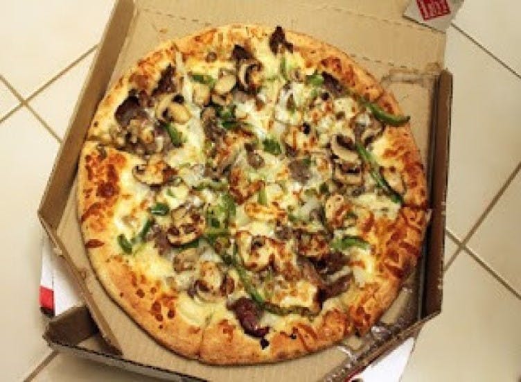 https://slicelife.imgix.net/28749/photos/original/product-philly-steak-pizza-6650709.jpeg?auto=compress&auto=format