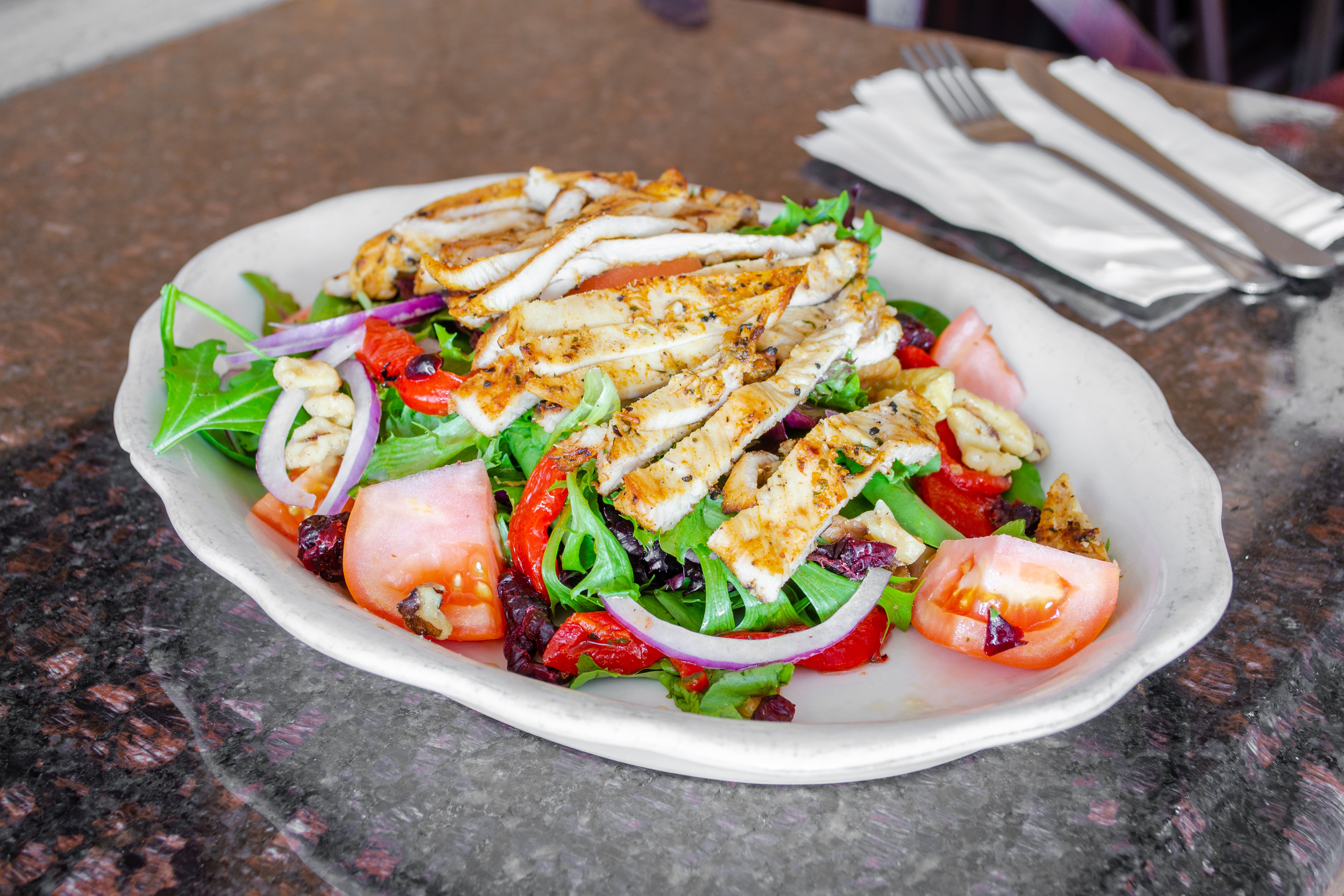 https://slicelife.imgix.net/9/photos/original/PrimePizzaKitchen-StatenIsland-NY-PrimeChickenSalad-01.jpg?auto=compress&auto=format